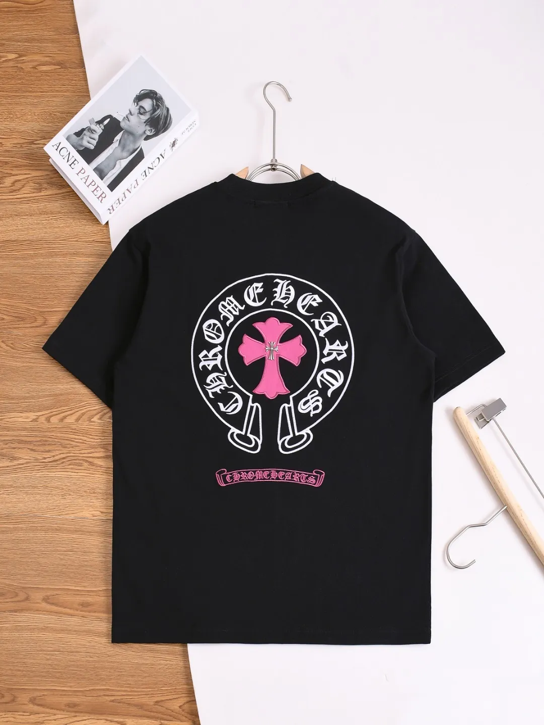 P170 Chrome Hearts CH Cross 26SS New product is hot at the same time💥 Early spring classic style Colorful double cross on the chest 🪡 Embroidery Large logo cross on the back Horseshoe and leather willow ding Sanskrit ✝️🪡 Embroidery Round neck short-sleeved T-shirt, a popular style, a style that both men and women like, the same style for men and women, 100% chance of turning heads when you wear it when you go out! It’s all about being handsome. The designer’s classic sense is precisely grasped. The whole piece of clothing is heavy. Industrial washing process. Ready-made garments are dyed + sprayed for a horse effect. The double-wash process is very recognizable. It uses heavy washing to make it distressed. The edges of the patch are slightly rolled and naturally distressed. It has a three-dimensional sense of layering and a little damage. It is very visually lethal. It adheres to Kroxin's consistent rough style. The chest and back are large, and the horseshoe flower printed patch pattern is embroidered and decorated. It is also decorated with silver metal engraved distressed buttons. The classic elements full of brand recognition instantly enhance the overall sense of grade and specification. Its texture is quite high-end! The overall feeling is high-end, simple and elegant, with silver hardware accessories, a full set of customized accessories, and the pattern of the entire dress is all decorated with patchwork three-dimensional embroidery technology, which is the finishing touch of the entire dress. The design on the back is even more eye-catching! ! This full back is so cool, it’s full of design, and the overall upper body style highlights fashion and individuality. Wearing it together as a couple is even more popular on the street. I recommend the early autumn sweatshirt! ! The fabric is a unique 320g 100% cotton, which is skin-friendly, breathable, warm to the touch, has a strong texture, and has smooth lines. It can be called a back killer, which has very strict requirements on craftsmanship and cost. The smooth neckline, flat cuffs and hems, the stitches are large and tight, tight and orderly, and the details are perfect. The consistent OS version can be worn alone or layered. It is very casual, but very iconic! It is simply the flagship of high-end trendy brands and must be included in your wardrobe. It has the American fashion spirit of freedom and individuality, and is highly recognizable and stylized! Color: Black White Size: S-XL Size chart: S: Shoulder width 50-Bust 56-Length 70 M: Shoulder width 52-Bust 57-Length 72 L: Shoulder width 54-Bust 59-Length 74 XL: Shoulder width 56-Bust 62-Length 76